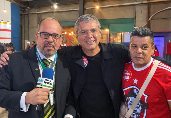 'Vai ser preso': Lindbergh Farias e Leonel de Esquerda atacam Flávio Bolsonaro com acusações sobre INSS e Banco Master em ato pela cultura de Lula