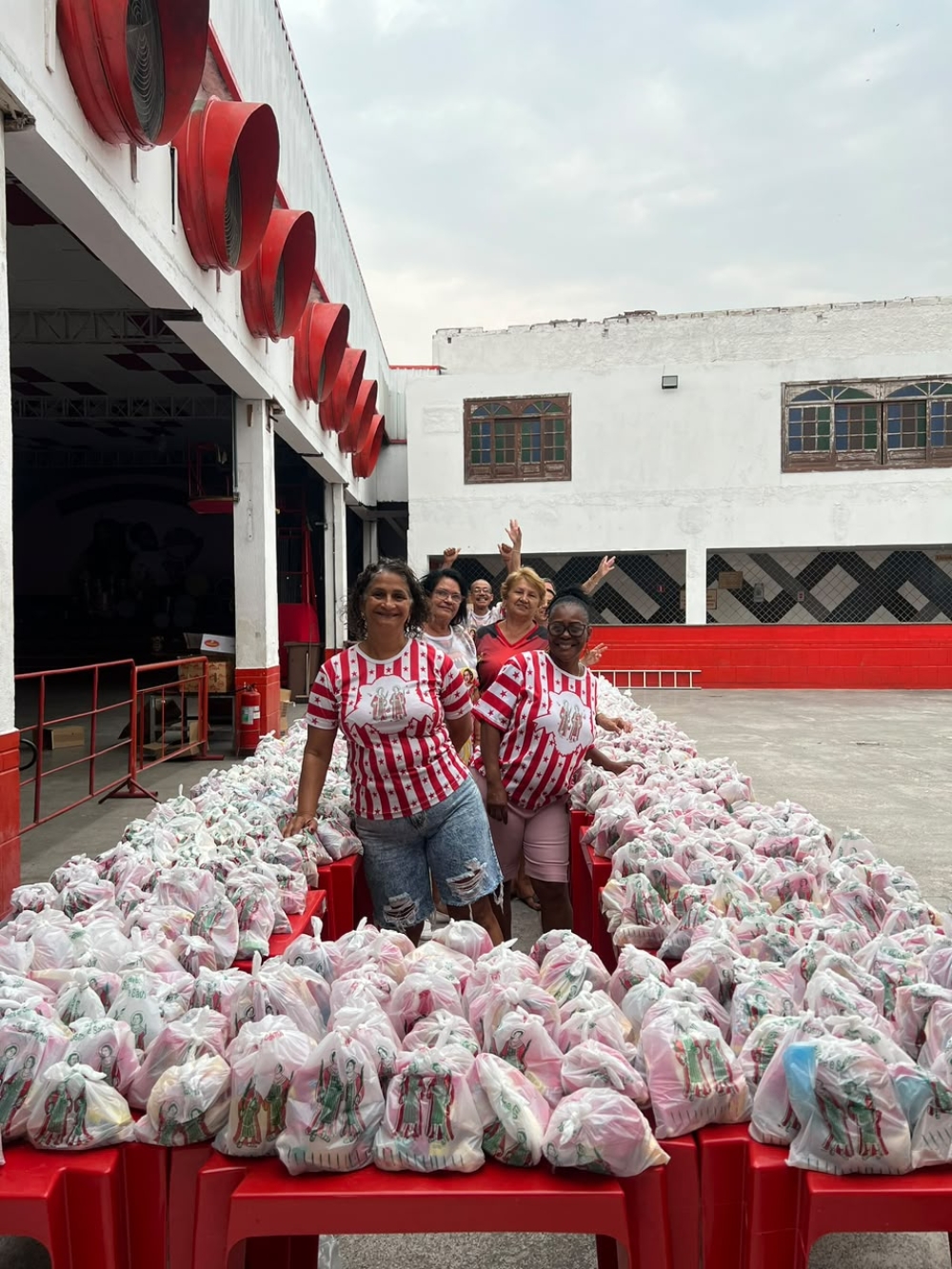 Porto da Pedra prepara mais de 2 mil saquinhos de doces para São Cosme e Damião em São Gonçalo