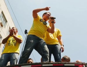 Flávio Bolsonaro confirma presença em debate da Globo mesmo sem Lula