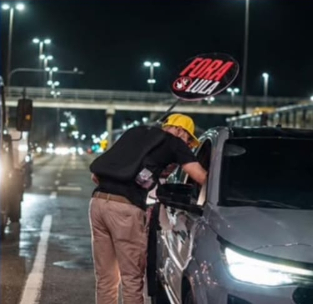 Deputado aproveita ida de Flávio à Barra e faz corpo a corpo no trânsito na Avenida Ayrton Senna