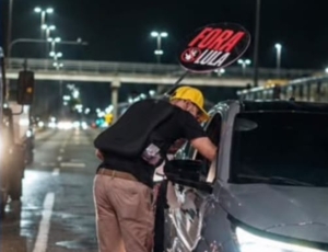 Deputado aproveita ida de Flávio à Barra e faz corpo a corpo no trânsito na Avenida Ayrton Senna