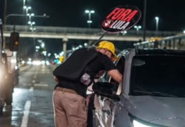 Deputado aproveita ida de Flávio à Barra e faz corpo a corpo no trânsito na Avenida Ayrton Senna
