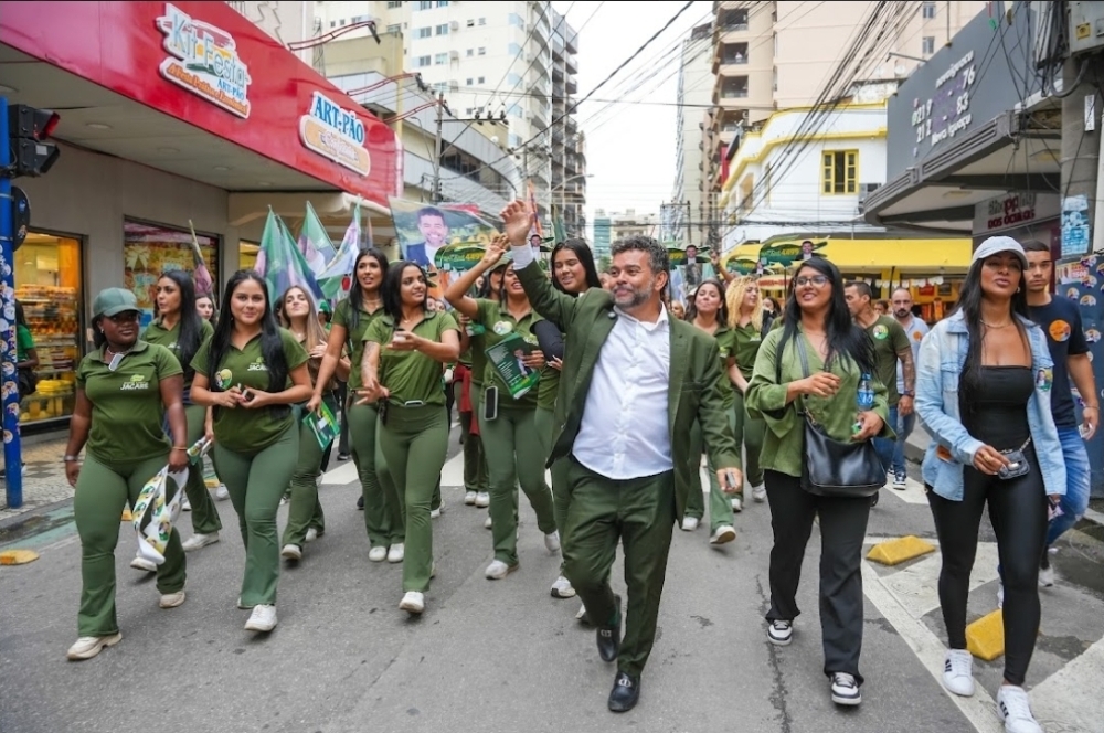  'Jacarézinho'pinta Nova Iguaçu de verde em comício que virou festa popular