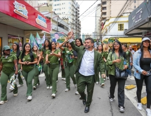  'Jacarézinho'pinta Nova Iguaçu de verde em comício que virou festa popular