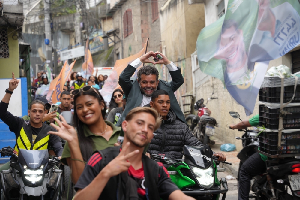Clébio Lopes Jacaré reúne mais de 300 pessoas em motociata no Vidigal e participa de caminhada no Alemão