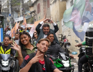 Clébio Lopes Jacaré reúne mais de 300 pessoas em motociata no Vidigal e participa de caminhada no Alemão