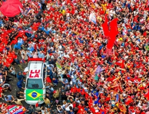 Lula fala em desmontar quadrilhas e aposta em decisão no primeiro turno 'É a caminhada da vitória'