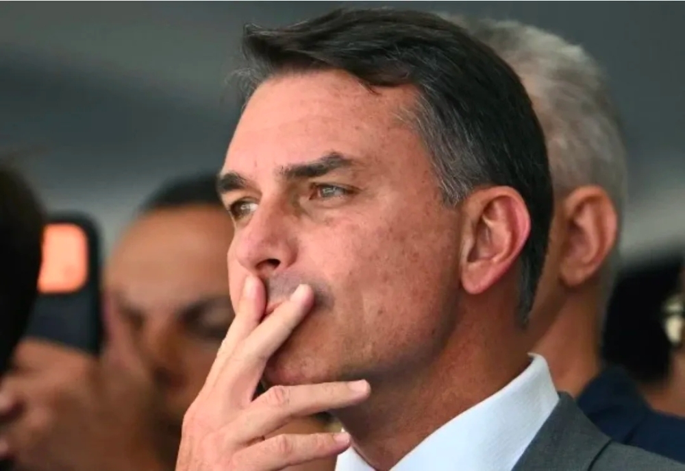 Flávio apresenta queixa contra Lindbergh e Rogério Correia por representações em série