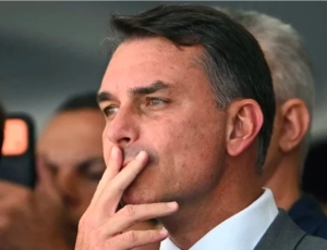 Flávio apresenta queixa contra Lindbergh e Rogério Correia por representações em série