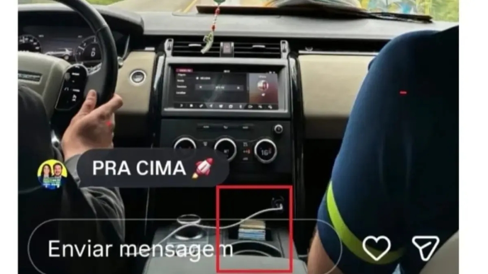 Aliada de Rueda em Araruama posta foto no Instagram com maço de dinheiro vivo no carro