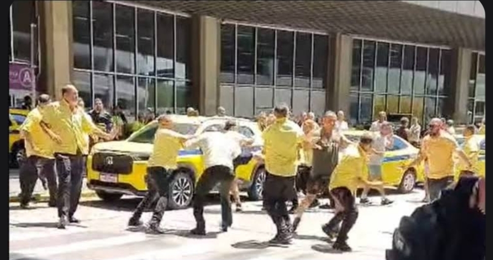 Reorganização dos pontos de táxi gera insatisfação entre motoristas no Aeroporto Tom Jobim; entenda o que muda para passageiros