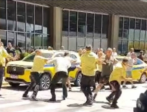 Reorganização dos pontos de táxi gera insatisfação entre motoristas no Aeroporto Tom Jobim; entenda o que muda para passageiros