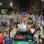 Mais de 5 mil pessoas lotaram a Av. Amaral Peixoto em demonstração de apoio a Fernanda Neves