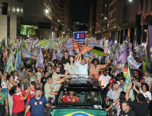 Mais de 5 mil pessoas lotaram a Av. Amaral Peixoto em demonstração de apoio a Fernanda Neves