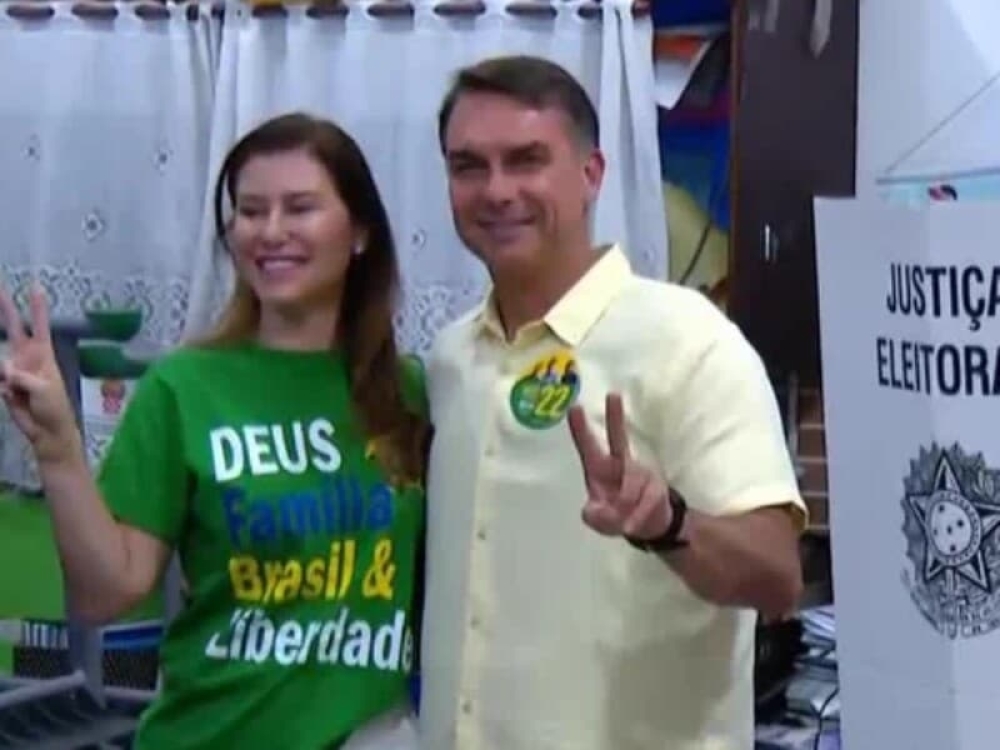 Flávio Bolsonaro vota no Rio ao lado da esposa e segue para Brasília