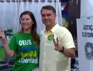 Flávio Bolsonaro vota no Rio ao lado da esposa e segue para Brasília