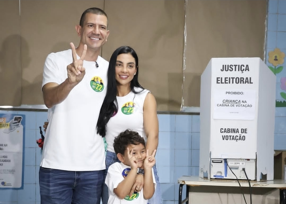 Douglas Ruas vota em São Gonçalo acompanhado da esposa e do filho