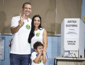 Douglas Ruas vota em São Gonçalo acompanhado da esposa e do filho