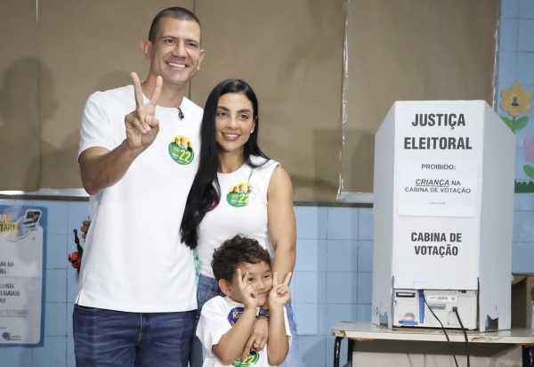 Douglas Ruas vota em São Gonçalo acompanhado da esposa e do filho