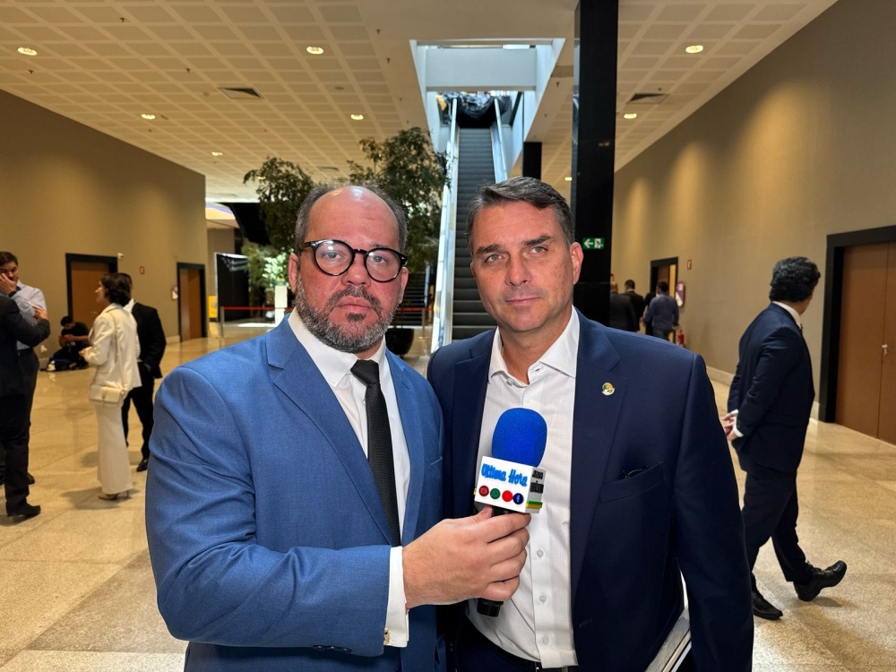 Flávio Bolsonaro fala em usar maioria no Congresso para 'mudar a Constituição'