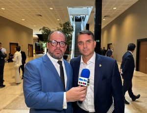 Flávio Bolsonaro fala em usar maioria no Congresso para 'mudar a Constituição'
