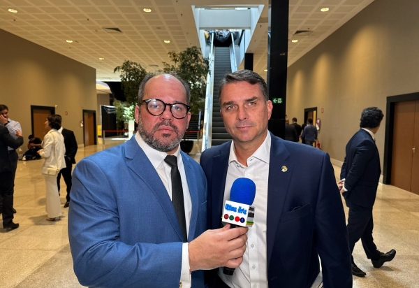 Flávio Bolsonaro fala em usar maioria no Congresso para 'mudar a Constituição'