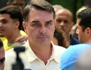 Flávio diz que o pai colocará a faixa presidencial nele no dia da posse
