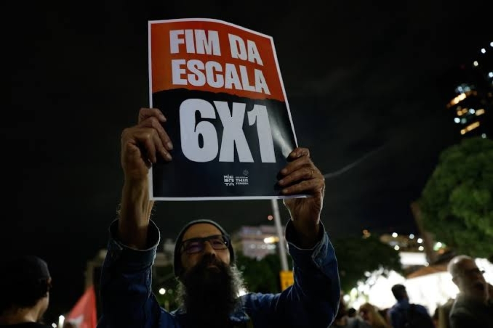 Lula desafia Flávio Bolsonaro a votar a favor do fim da escala 6x1 e cobra posição do PL no Senado