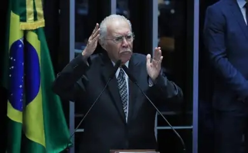 José Sarney é internado em UTI após procedimento abdominal