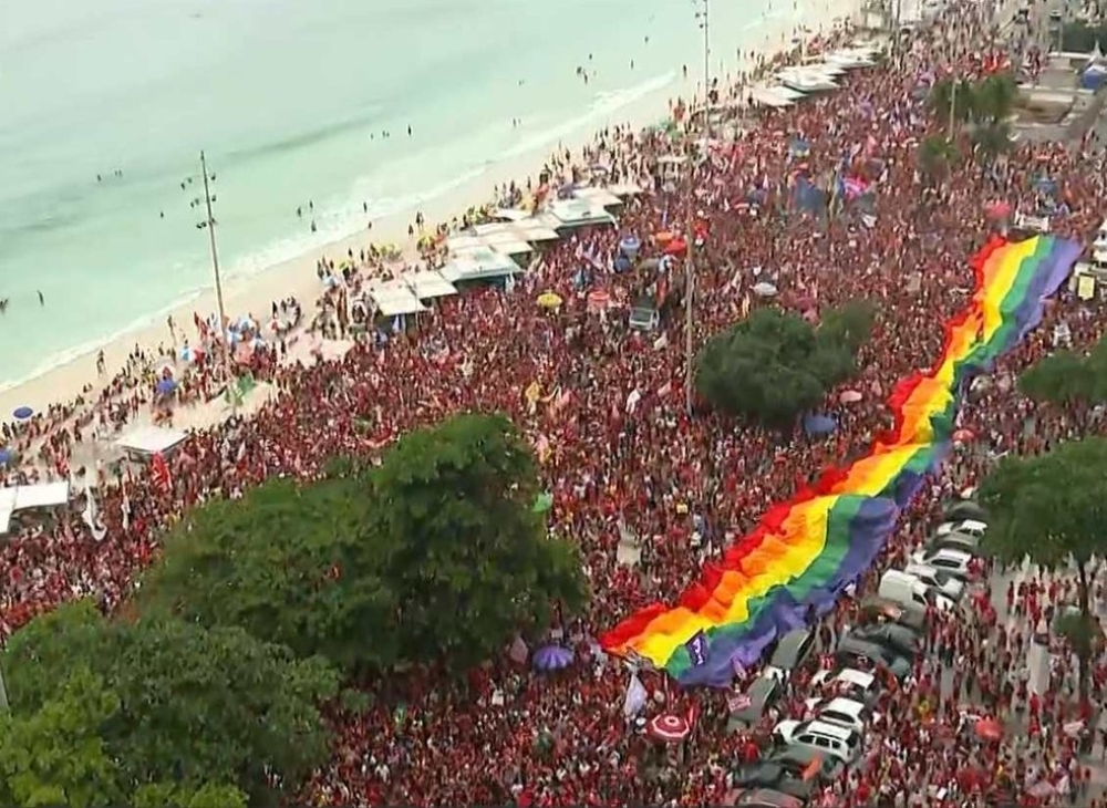 Apoiadores de Lula fazem ato em Copacabana, na Zona Sul do Rio