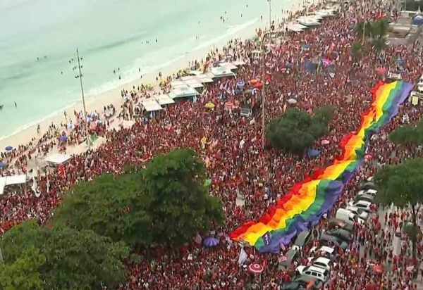 Apoiadores de Lula fazem ato em Copacabana, na Zona Sul do Rio