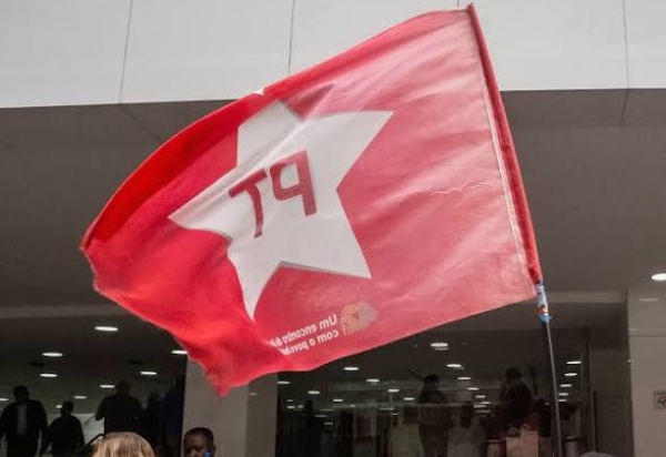 A esquerda mente