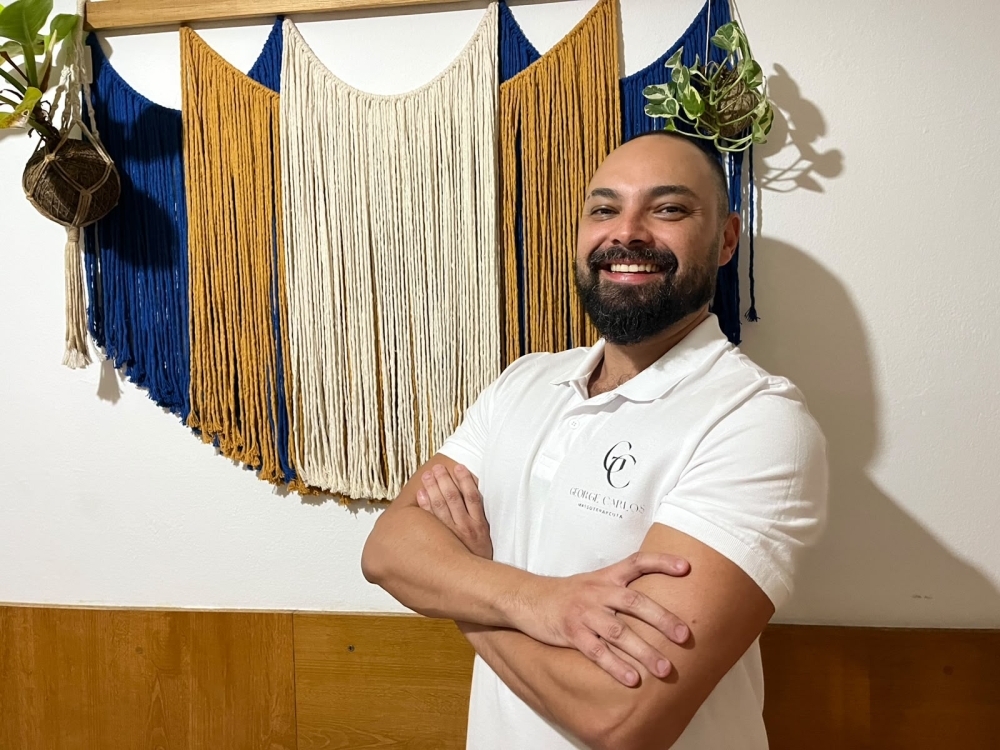 George Carlos massoterapeuta: farmacêutico encontra na massoterapia uma nova profissão e alia técnicas ao estudo de fisioterapia