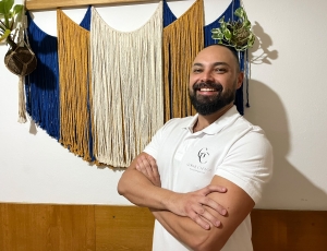 George Carlos massoterapeuta: farmacêutico encontra na massoterapia uma nova profissão e alia técnicas ao estudo de fisioterapia
