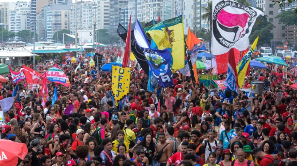De Paulista a Copacabana:Vermelho toma a orla: ato pró-Lula lota Copacabana e acirra a disputa pelo 2º turno