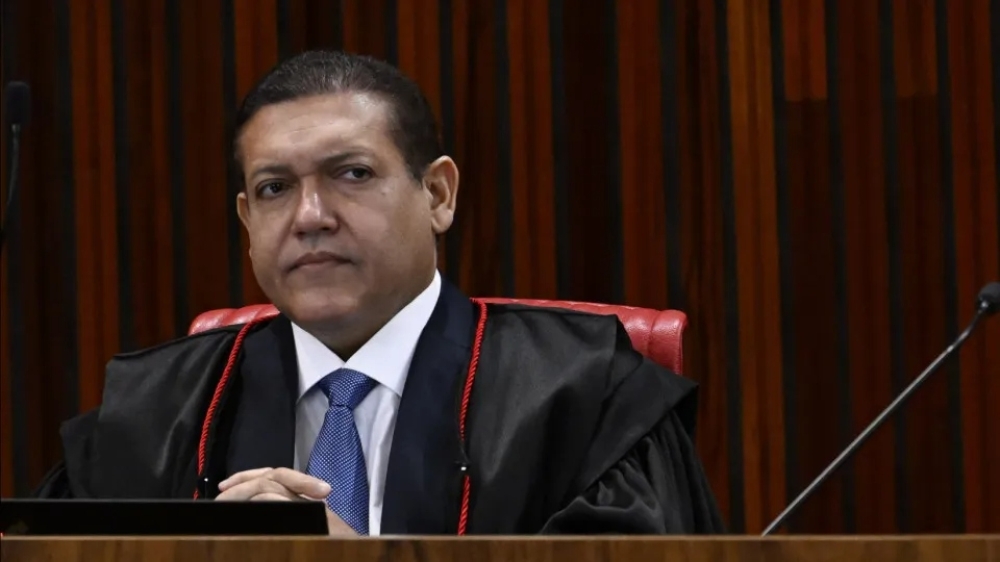 VERGONHA NO TSE: Kassio volta a censurar canal de Janones e diz que Lula pode ser responsabilizado por uso