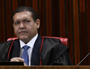VERGONHA NO TSE: Kassio volta a censurar canal de Janones e diz que Lula pode ser responsabilizado por uso