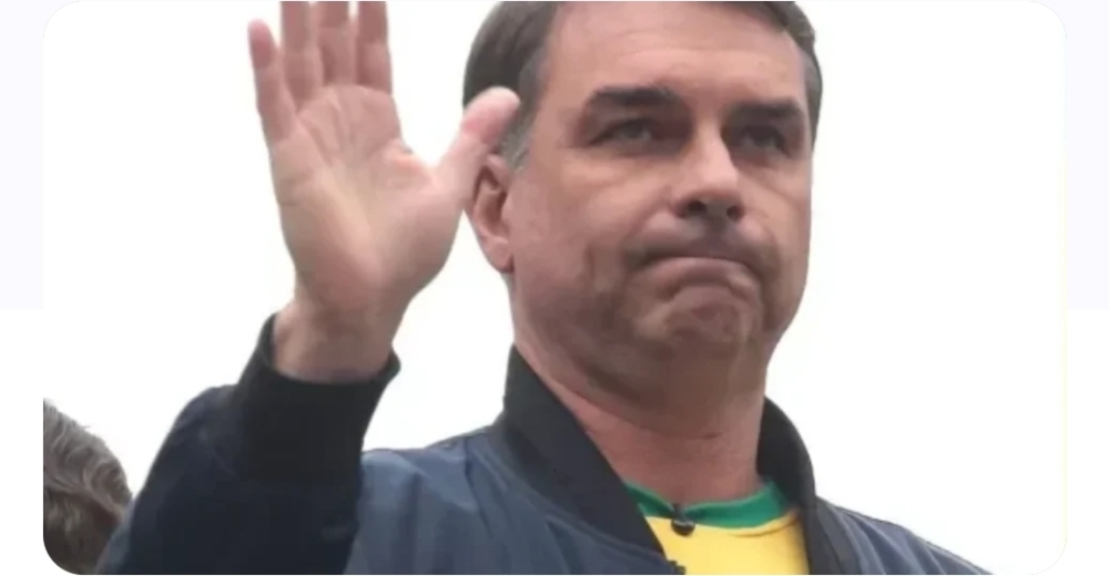 Flávio Bolsonaro diz que não irá ao debate na Band, e emissora afirma que púlpito ficará vazio