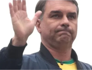 Flávio Bolsonaro diz que não irá ao debate na Band, e emissora afirma que púlpito ficará vazio