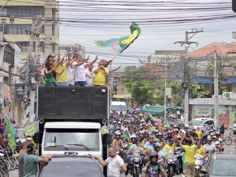 Na corrida do 2º turno, Douglas Ruas percorre a Região dos Lagos em campanha por Flávio Bolsonaro