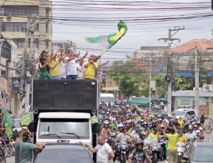 Na corrida do 2º turno, Douglas Ruas percorre a Região dos Lagos em campanha por Flávio Bolsonaro