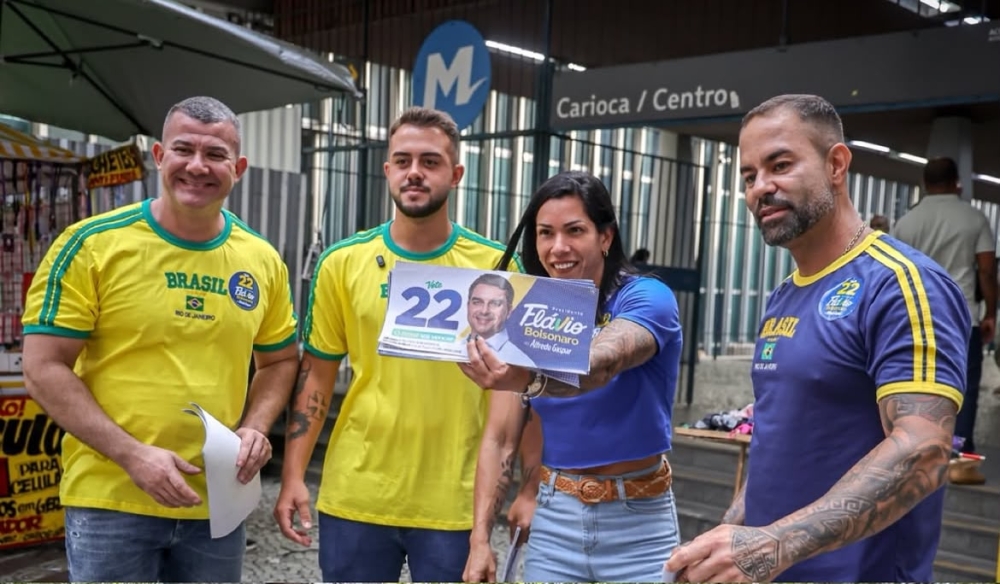 Deputados bolsonaristas vão às ruas em busca do 'vira voto' para Flávio Bolsonaro