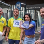 Deputados bolsonaristas vão às ruas em busca do 'vira voto' para Flávio Bolsonaro