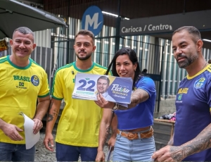 Deputados bolsonaristas vão às ruas em busca do 'vira voto' para Flávio Bolsonaro