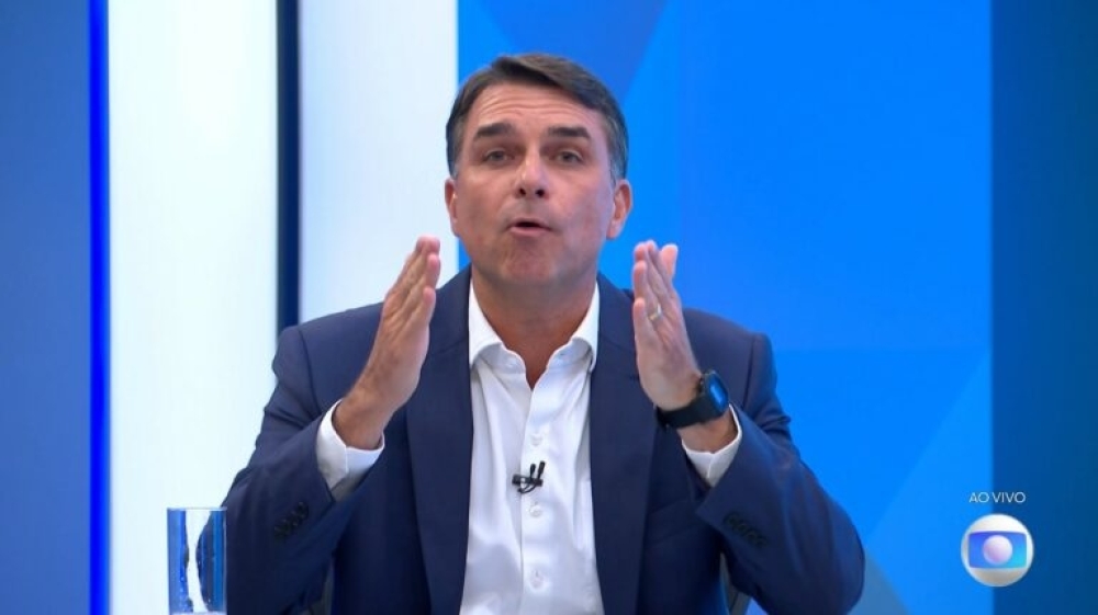 Nervoso, Flávio Bolsonaro foca em ataques a Lula, não explica o dinheiro de Vorcaro na entrevista à TV Globo