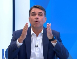 Nervoso, Flávio Bolsonaro foca em ataques a Lula, não explica o dinheiro de Vorcaro na entrevista à TV Globo