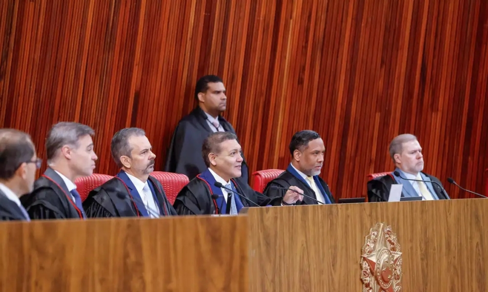 TSE forma maioria para impedir interferência da Meta em conteúdo eleitoral de Lula e Flávio