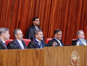 TSE forma maioria para impedir interferência da Meta em conteúdo eleitoral de Lula e Flávio
