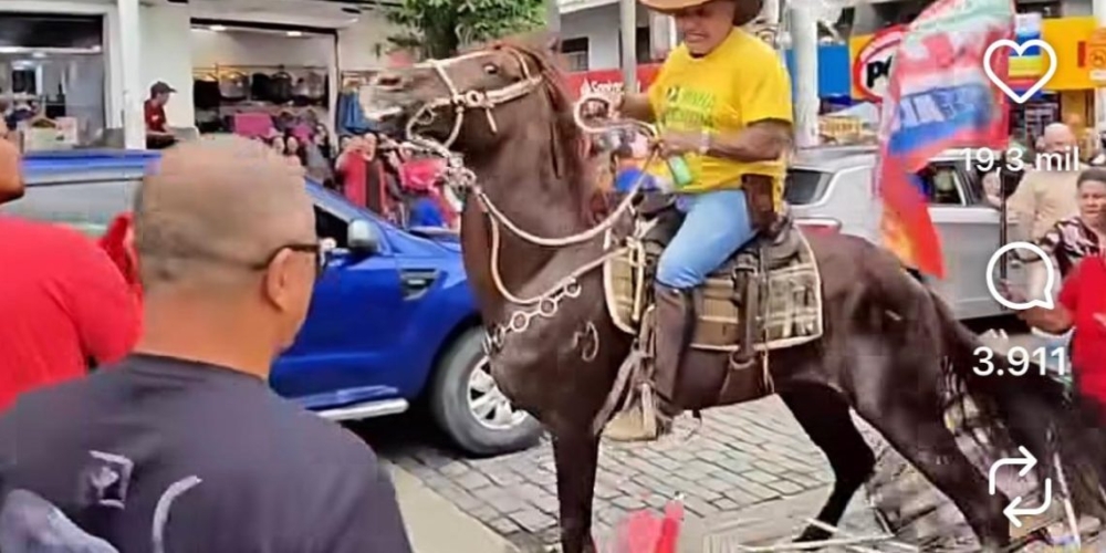Homem a cavalo investe contra militantes do PT que faziam campanha pró-Lula em Nova Iguaçu