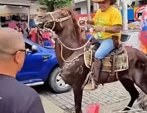 Homem a cavalo investe contra militantes do PT que faziam campanha pró-Lula em Nova Iguaçu